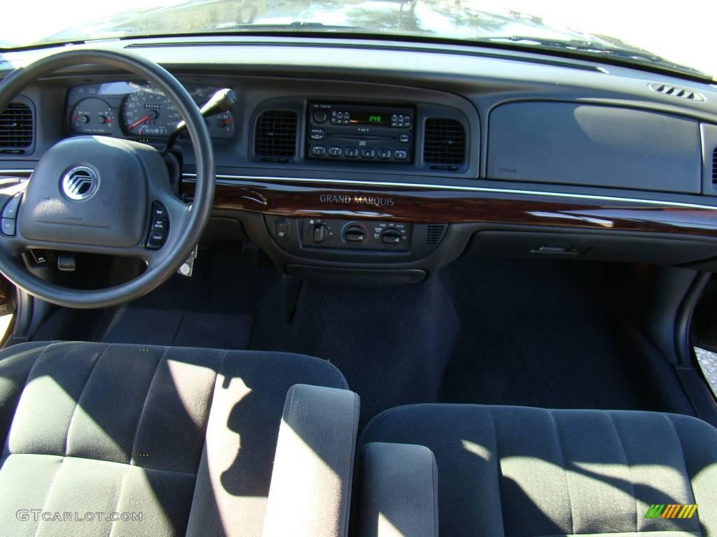 2004 Grand Marquis GS - Black Clearcoat / Dark Charcoal photo #17
