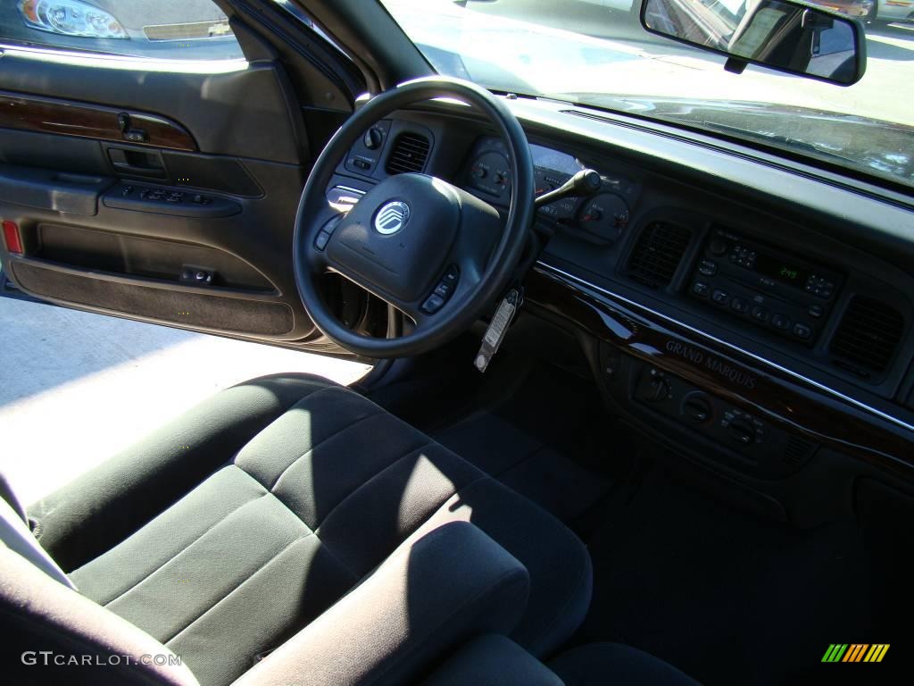 2004 Grand Marquis GS - Black Clearcoat / Dark Charcoal photo #18