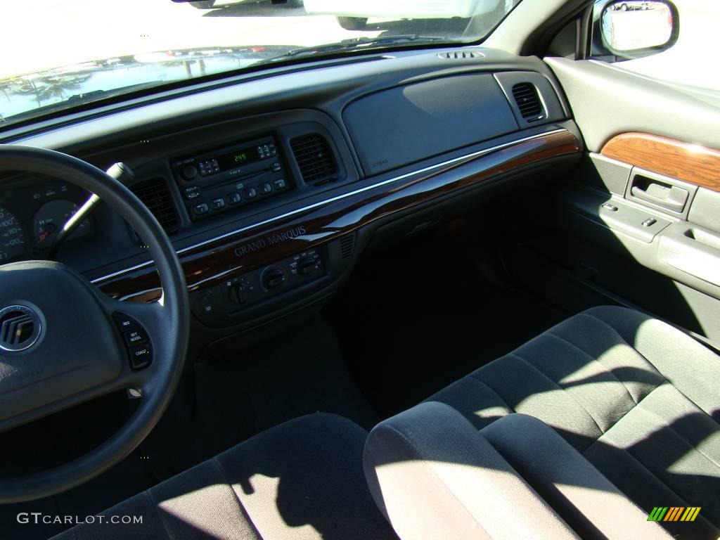 2004 Grand Marquis GS - Black Clearcoat / Dark Charcoal photo #19