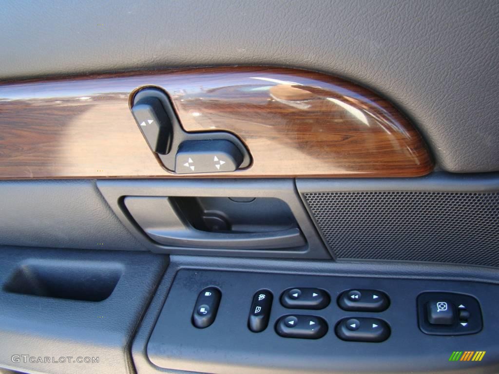 2004 Grand Marquis GS - Black Clearcoat / Dark Charcoal photo #21