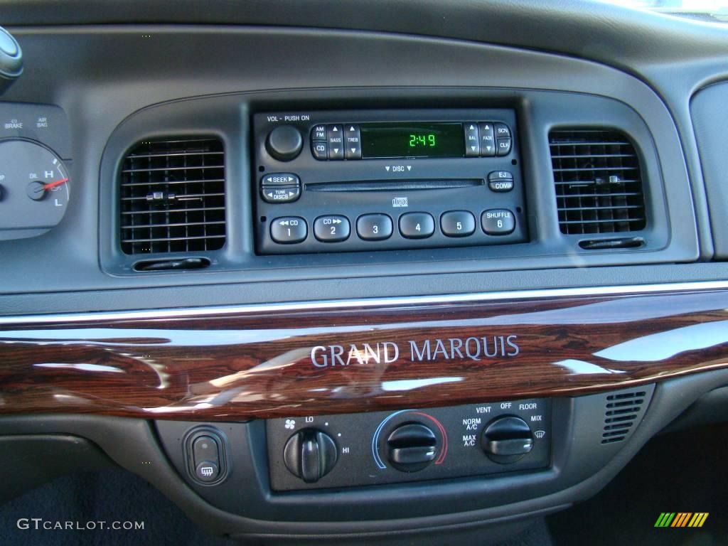 2004 Grand Marquis GS - Black Clearcoat / Dark Charcoal photo #22