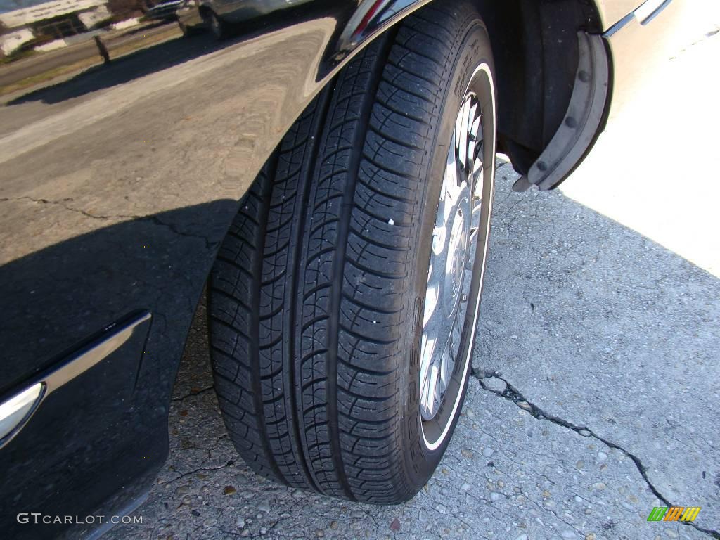 2004 Grand Marquis GS - Black Clearcoat / Dark Charcoal photo #28