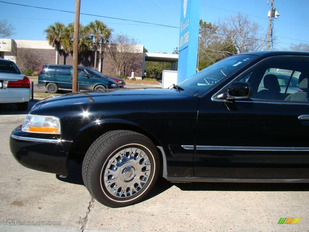 2004 Grand Marquis GS - Black Clearcoat / Dark Charcoal photo #31