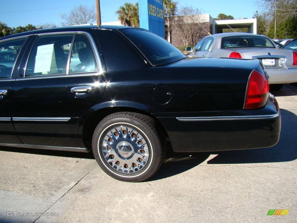 2004 Grand Marquis GS - Black Clearcoat / Dark Charcoal photo #32