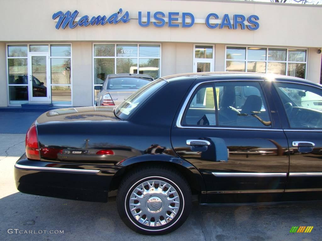 2004 Grand Marquis GS - Black Clearcoat / Dark Charcoal photo #33