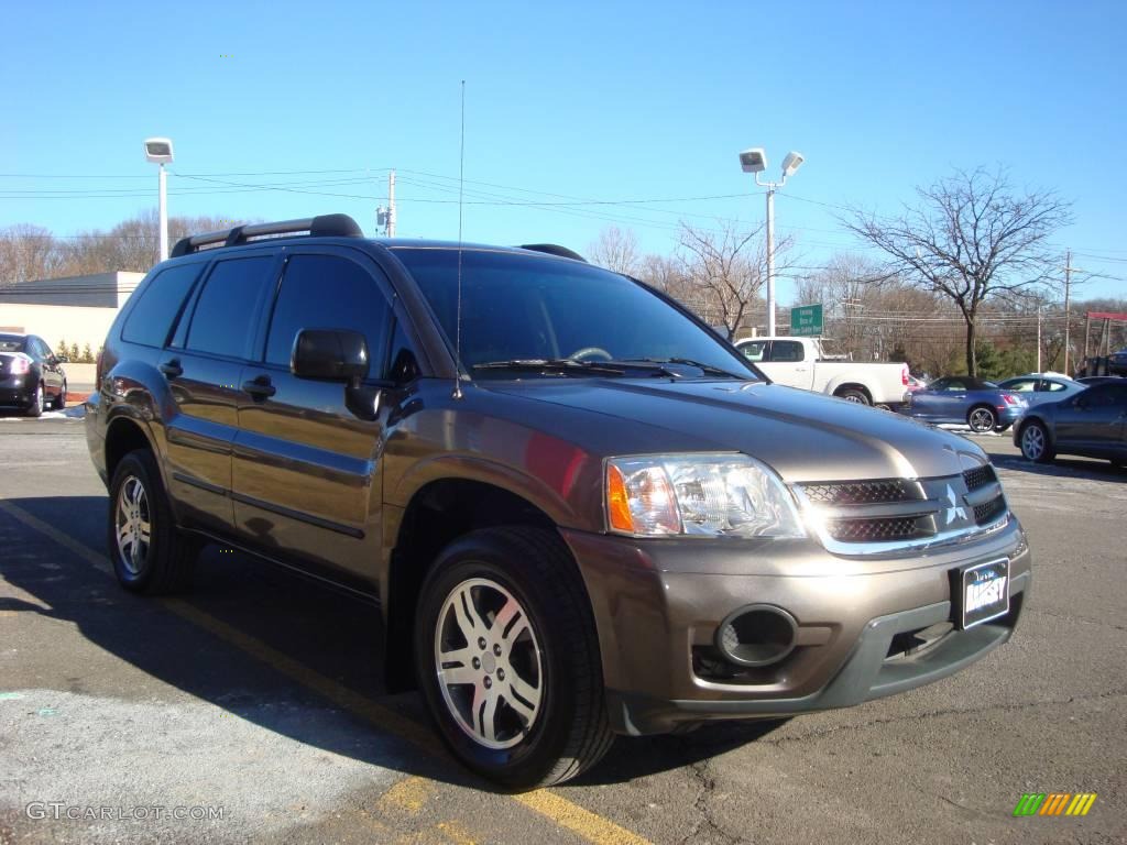 2006 Endeavor LS AWD - Mineral Beige Pearl / Charcoal photo #14