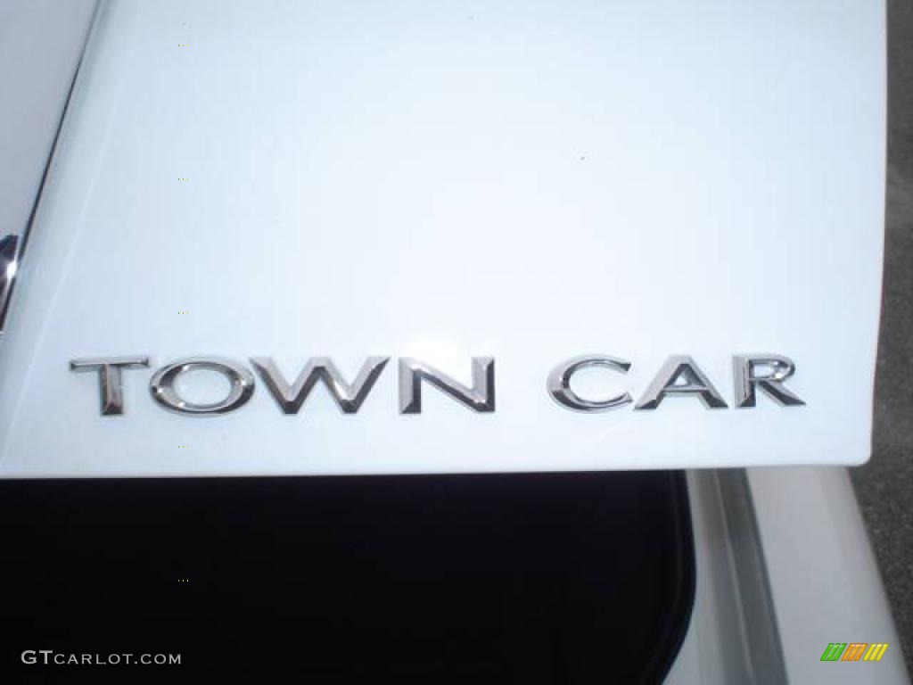 2009 Town Car Signature Limited - Vibrant White / Medium Light Stone photo #13