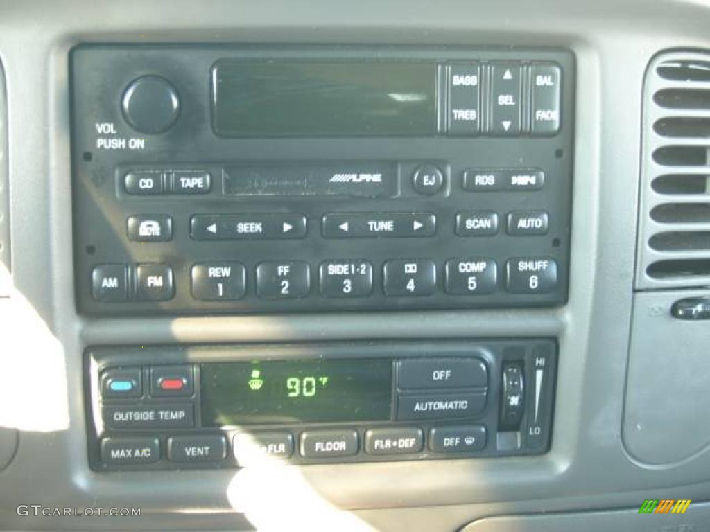 2002 Navigator Luxury - Laser Red Tinted Metallic / Medium Graphite photo #13