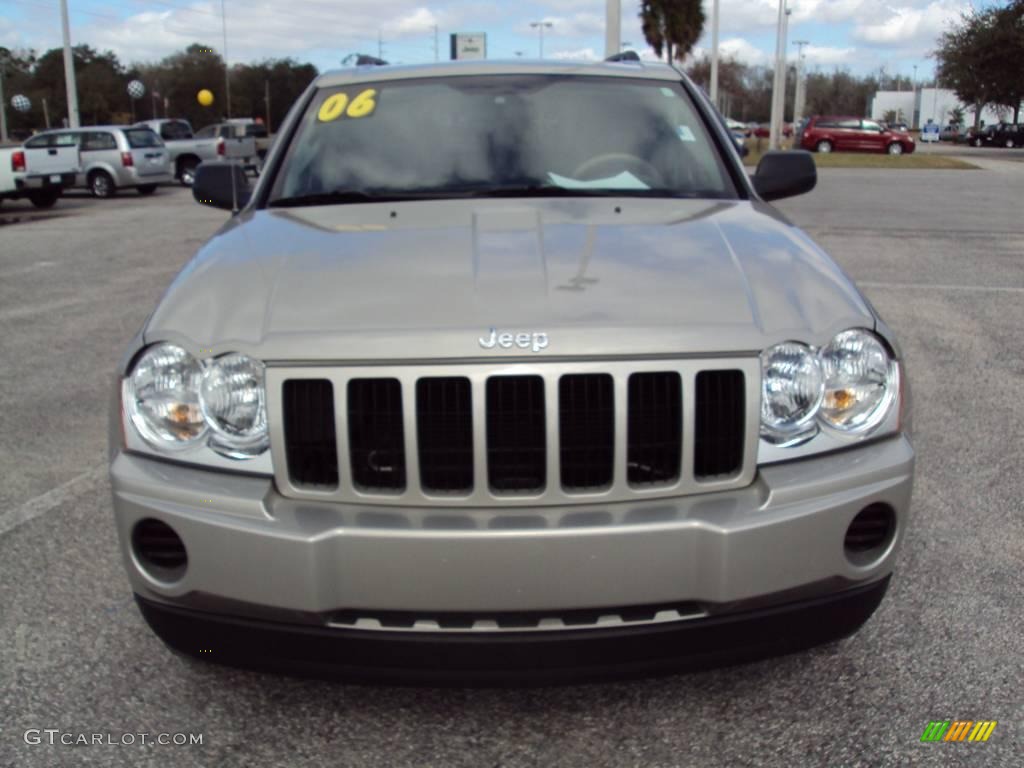 2006 Grand Cherokee Laredo - Light Khaki Metallic / Khaki photo #14