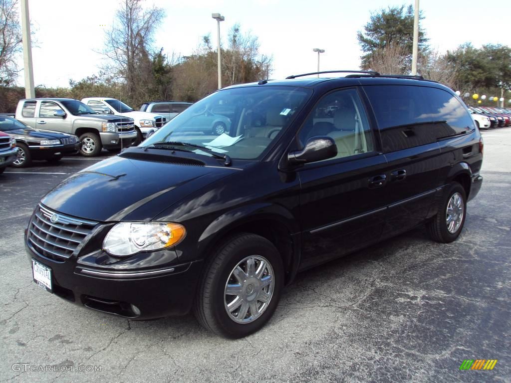 2007 Town & Country Touring - Brilliant Black Crystal Pearl / Dark Khaki/Light Graystone photo #1
