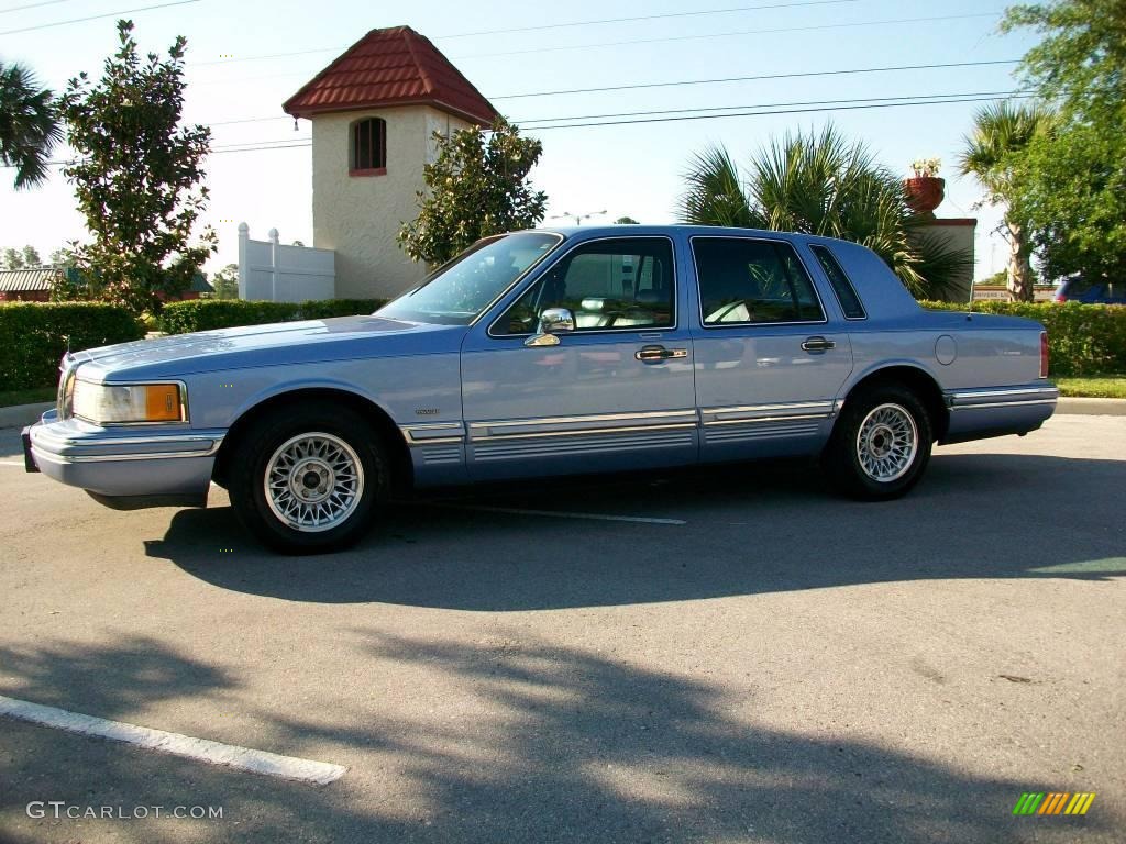 Everest Frost Metallic Lincoln Town Car
