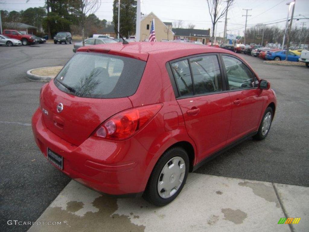 2008 Versa 1.8 S Hatchback - Red Alert / Charcoal photo #6