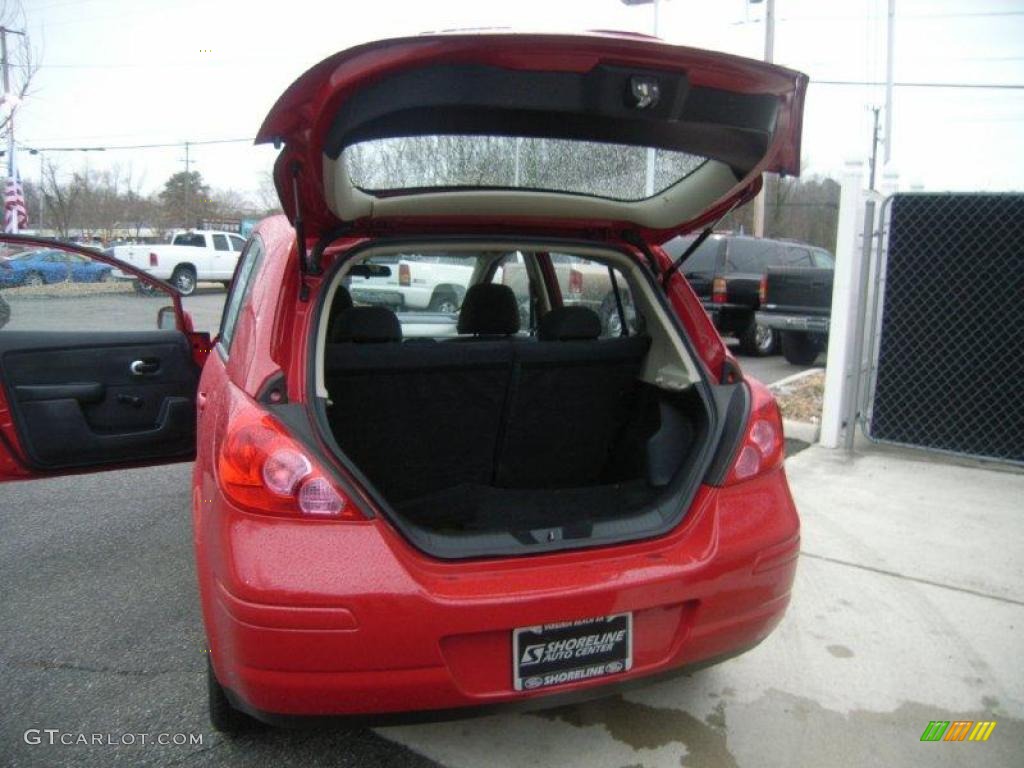 2008 Versa 1.8 S Hatchback - Red Alert / Charcoal photo #10