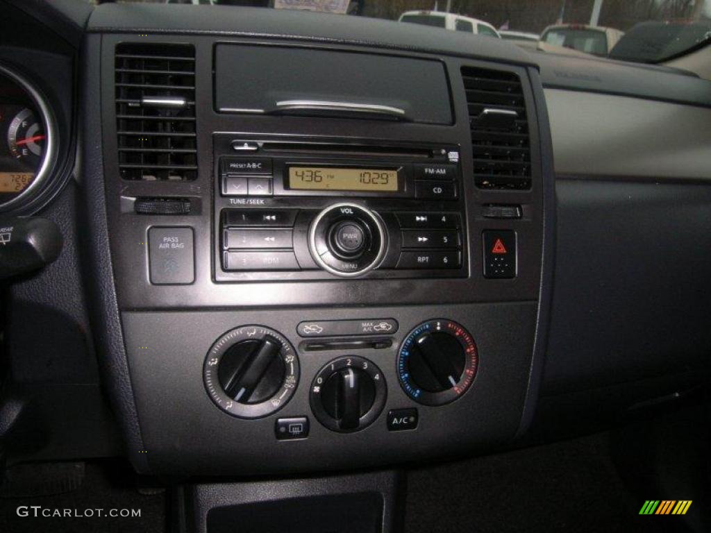 2008 Versa 1.8 S Hatchback - Red Alert / Charcoal photo #13