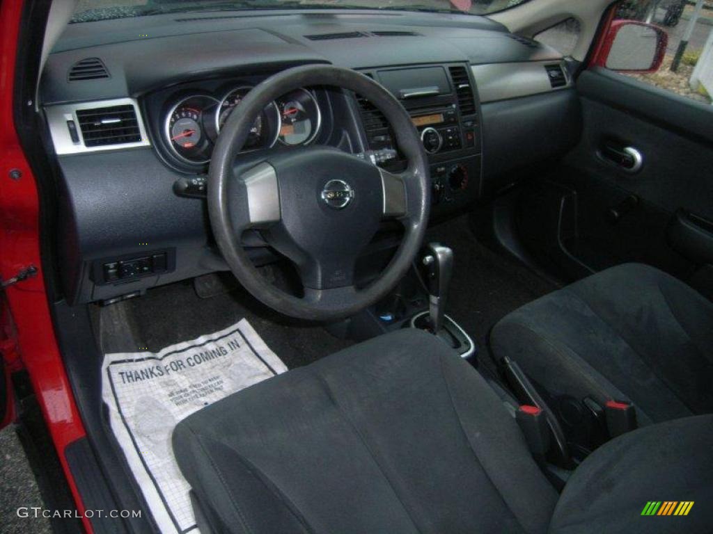2008 Versa 1.8 S Hatchback - Red Alert / Charcoal photo #15