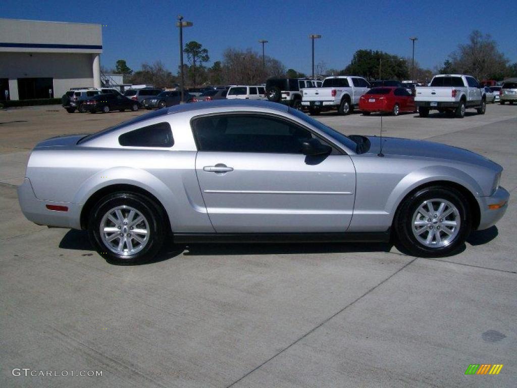 2007 Mustang V6 Deluxe Coupe - Performance White / Medium Parchment photo #2