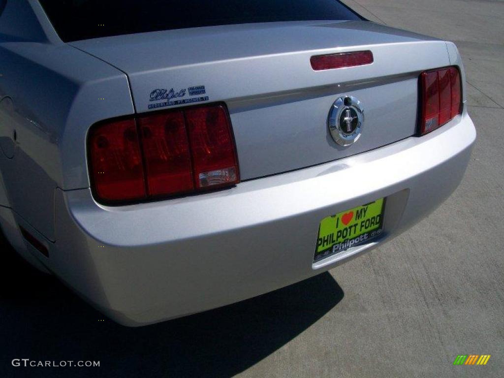 2007 Mustang V6 Deluxe Coupe - Performance White / Medium Parchment photo #18