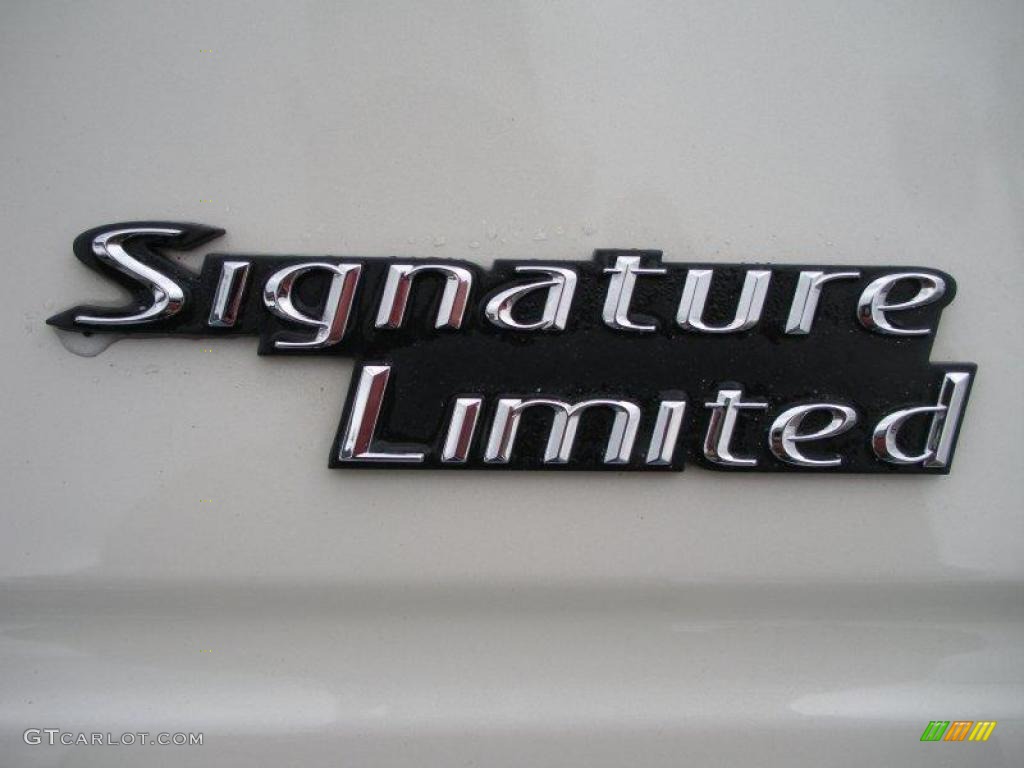 2006 Town Car Signature Limited - Ceramic White Tri-Coat / Medium Light Stone photo #14