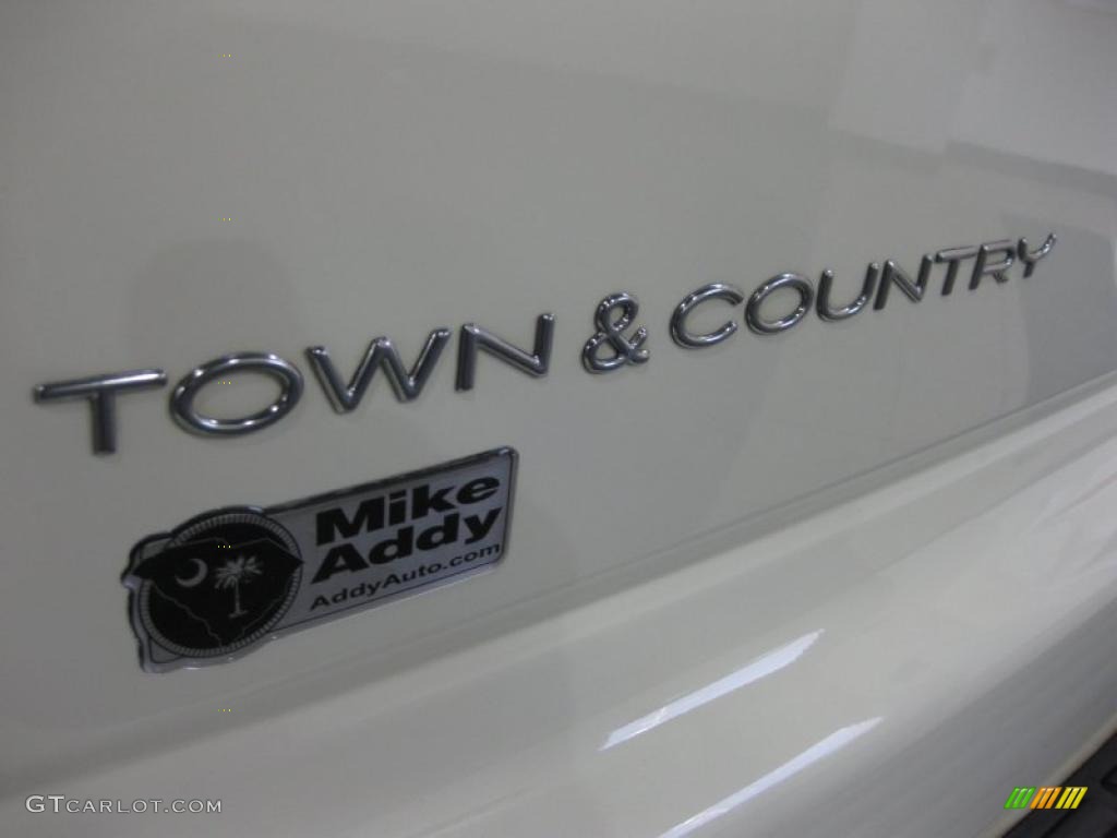 2007 Town & Country Touring - Cool Vanilla White / Dark Khaki/Light Graystone photo #5