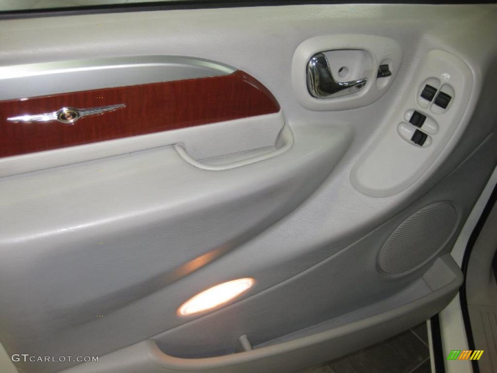 2007 Town & Country Touring - Cool Vanilla White / Dark Khaki/Light Graystone photo #23