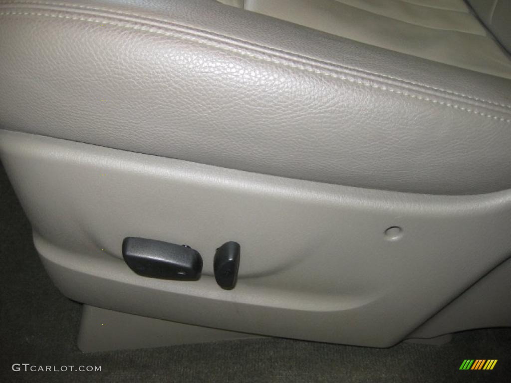 2007 Town & Country Touring - Cool Vanilla White / Dark Khaki/Light Graystone photo #24