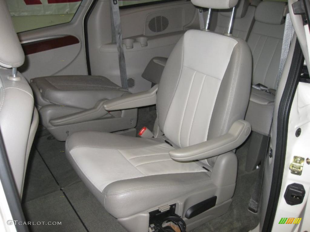 2007 Town & Country Touring - Cool Vanilla White / Dark Khaki/Light Graystone photo #27
