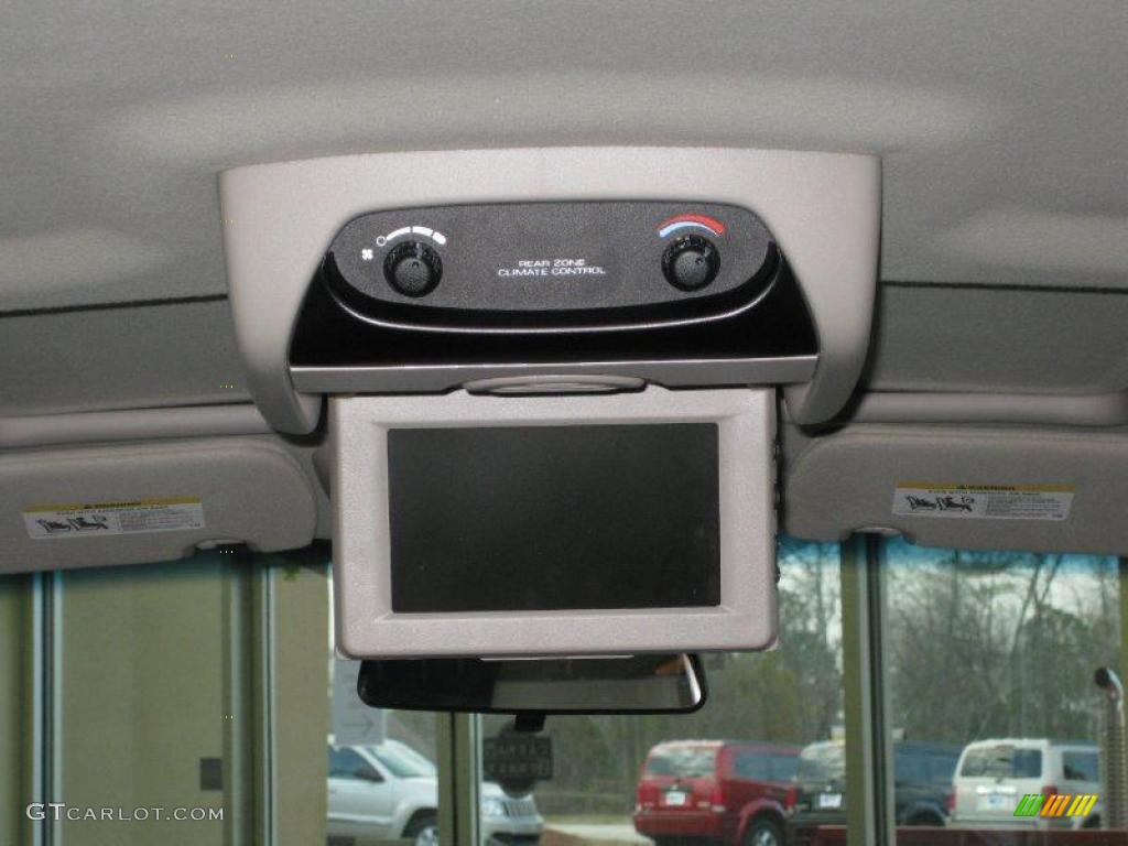 2007 Town & Country Touring - Cool Vanilla White / Dark Khaki/Light Graystone photo #29