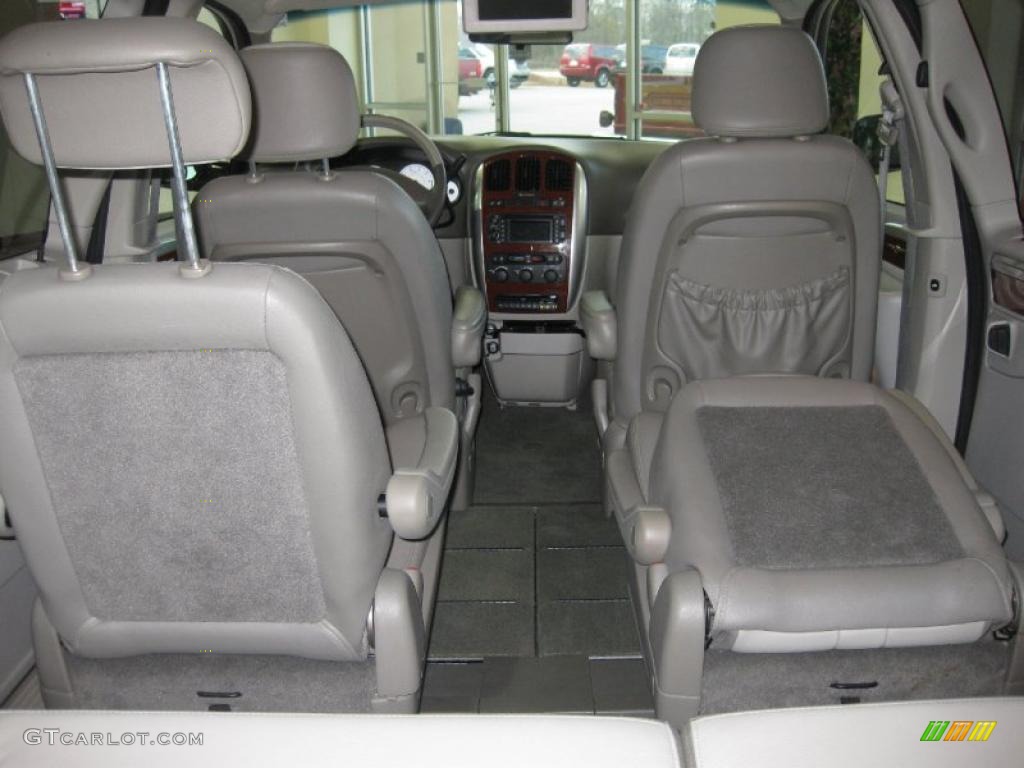 2007 Town & Country Touring - Cool Vanilla White / Dark Khaki/Light Graystone photo #30