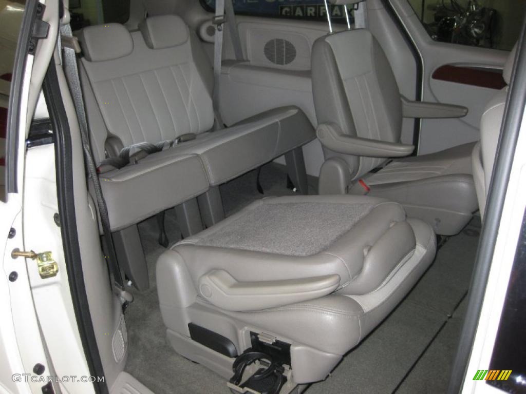 2007 Town & Country Touring - Cool Vanilla White / Dark Khaki/Light Graystone photo #31