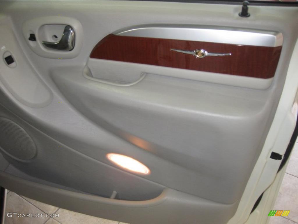 2007 Town & Country Touring - Cool Vanilla White / Dark Khaki/Light Graystone photo #32