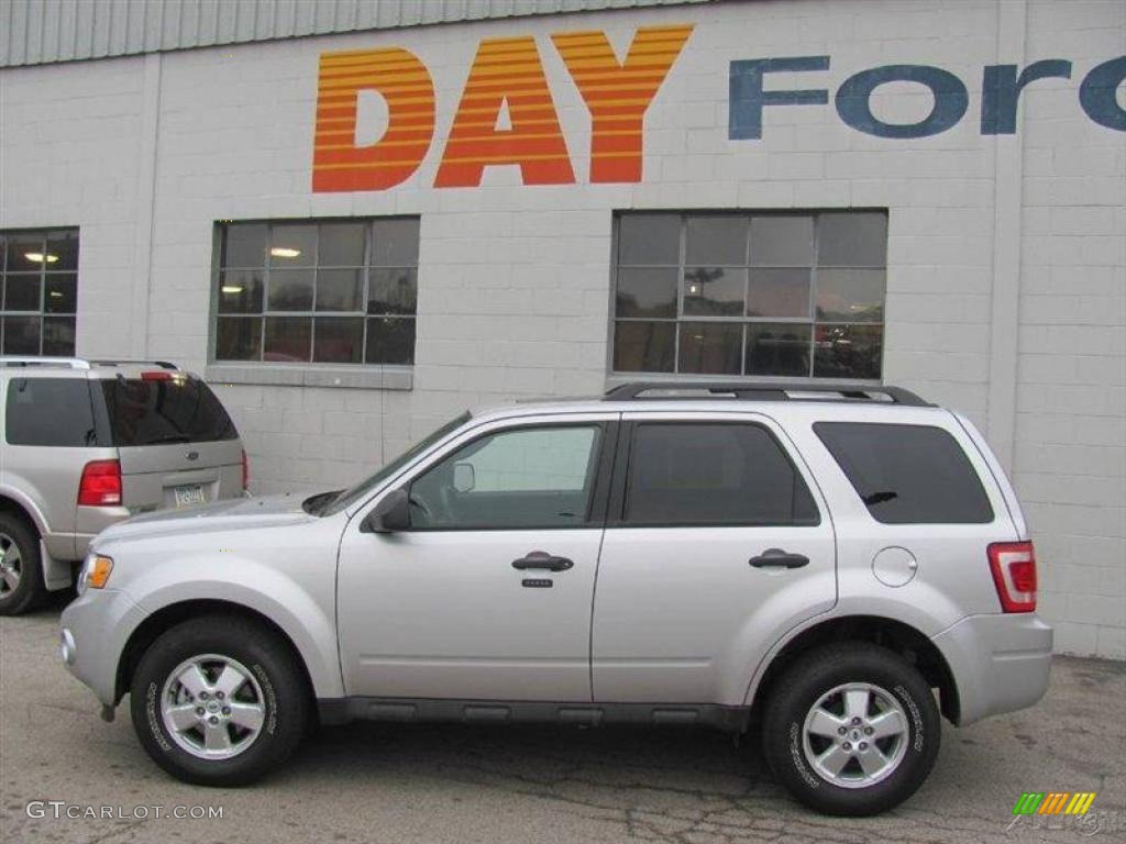 2009 Escape XLT V6 4WD - Brilliant Silver Metallic / Charcoal photo #2