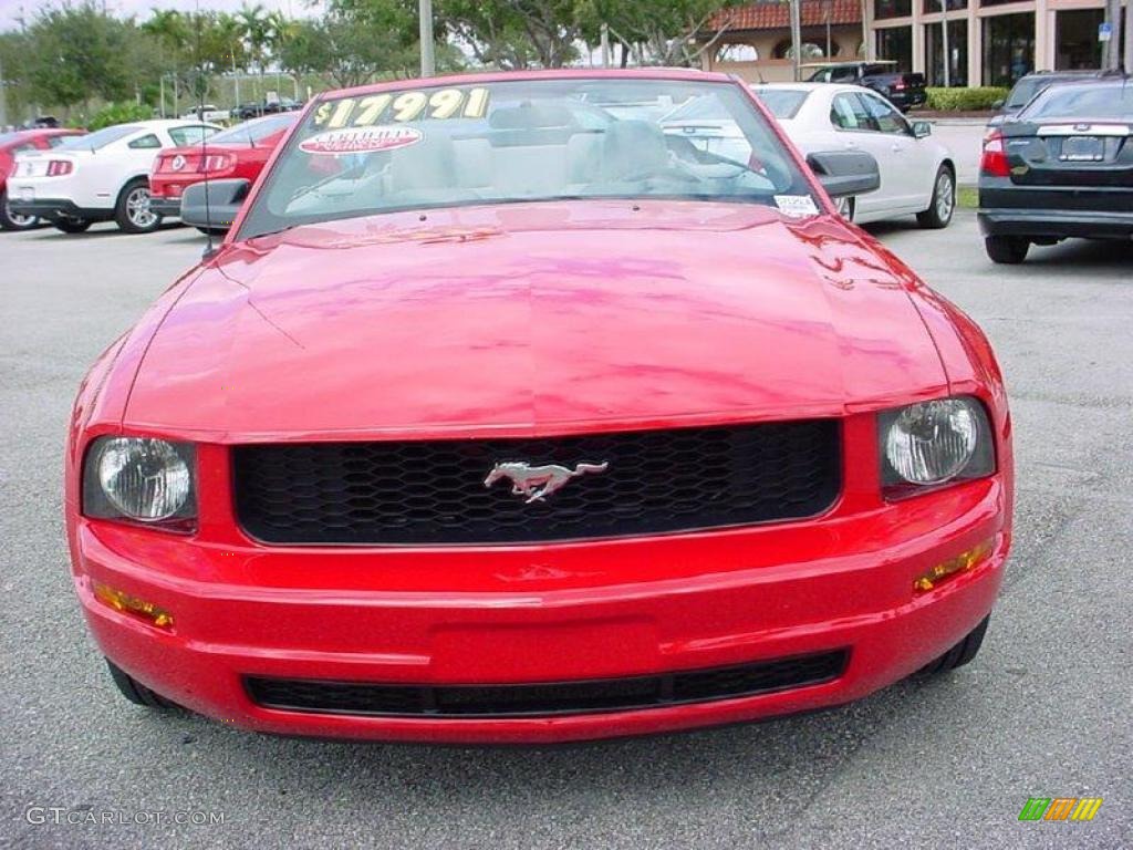 2006 Mustang V6 Deluxe Convertible - Torch Red / Light Graphite photo #9