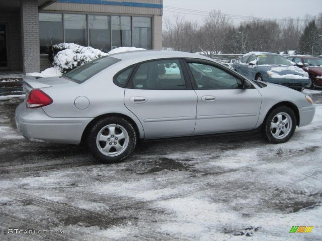 2004 Taurus SE Sedan - Silver Frost Metallic / Medium Graphite photo #2