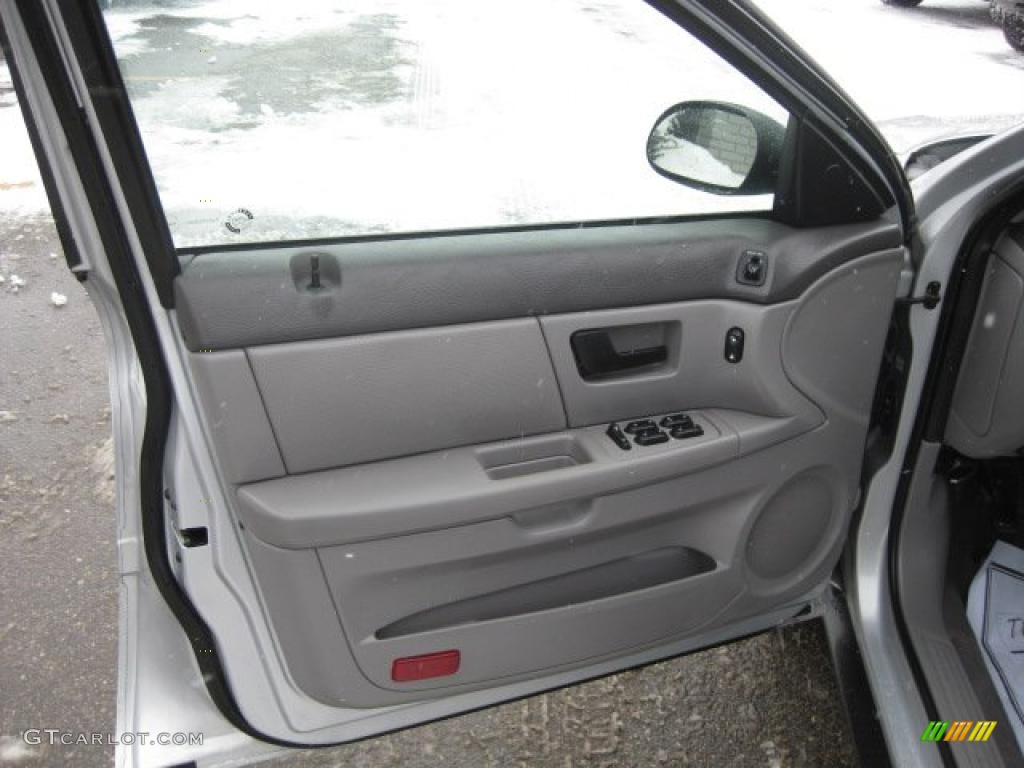 2004 Taurus SE Sedan - Silver Frost Metallic / Medium Graphite photo #22