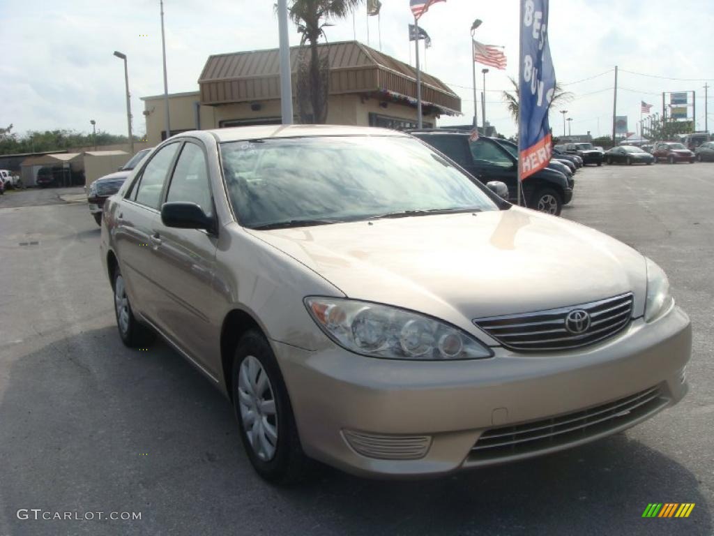2006 Camry LE - Desert Sand Mica / Taupe photo #1