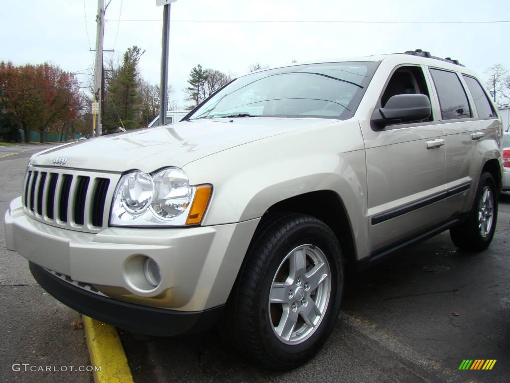 2007 Grand Cherokee Laredo 4x4 - Light Graystone Pearl / Khaki photo #1