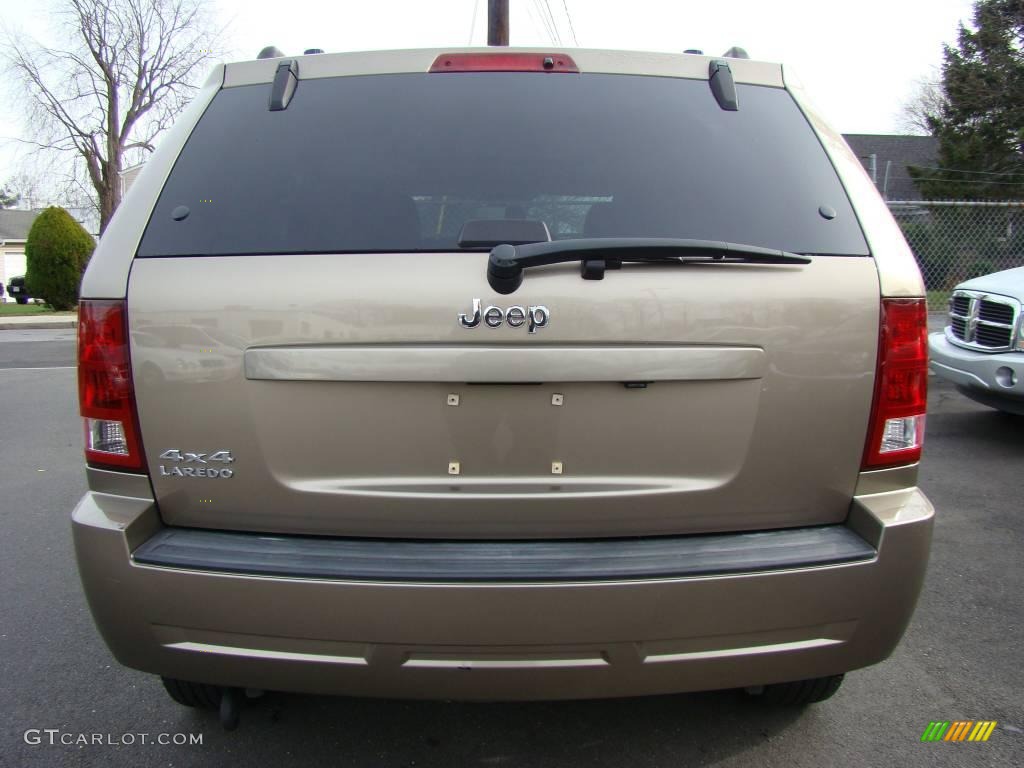 2006 Grand Cherokee Laredo 4x4 - Light Khaki Metallic / Khaki photo #4