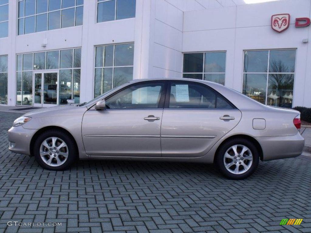 2006 Camry XLE V6 - Desert Sand Mica / Taupe photo #2