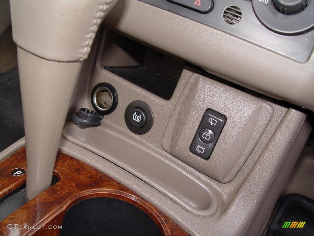 2005 Malibu Maxx LT Wagon - Black / Neutral Beige photo #16