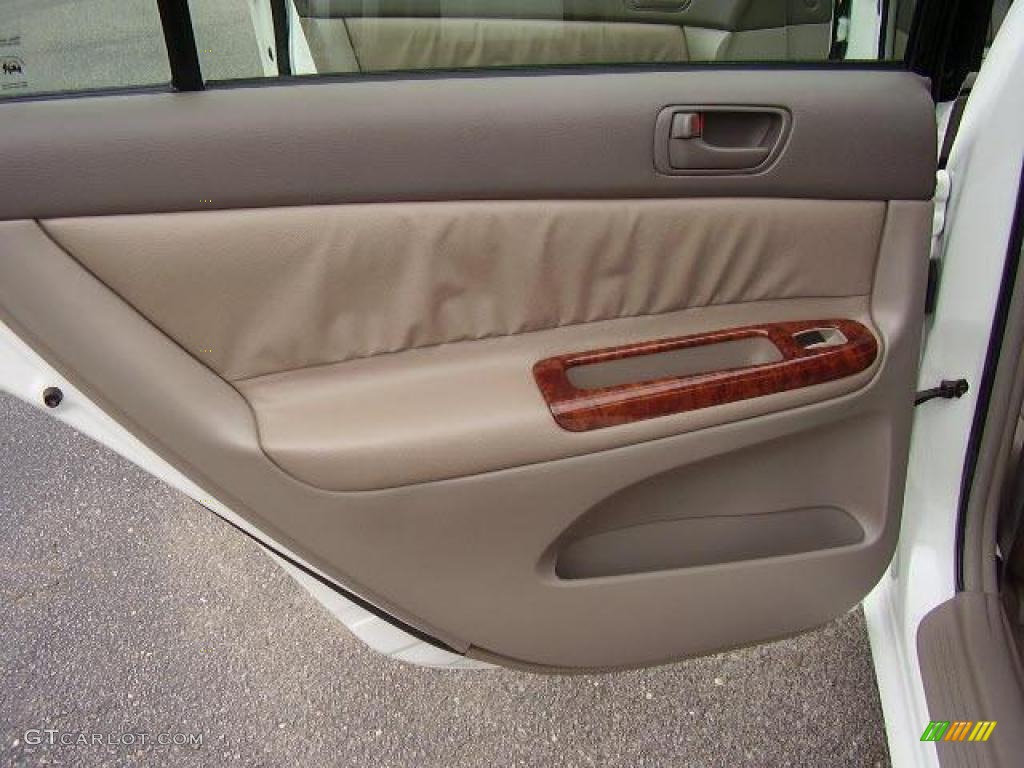 2004 Camry LE - Super White / Taupe photo #21