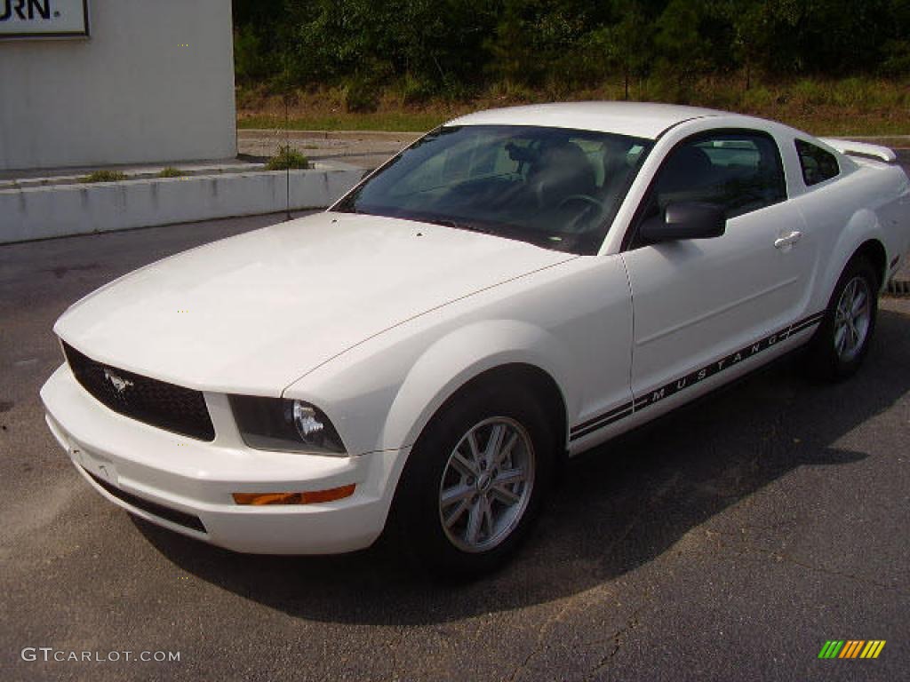 2005 Mustang V6 Deluxe Coupe - Performance White / Medium Parchment photo #2