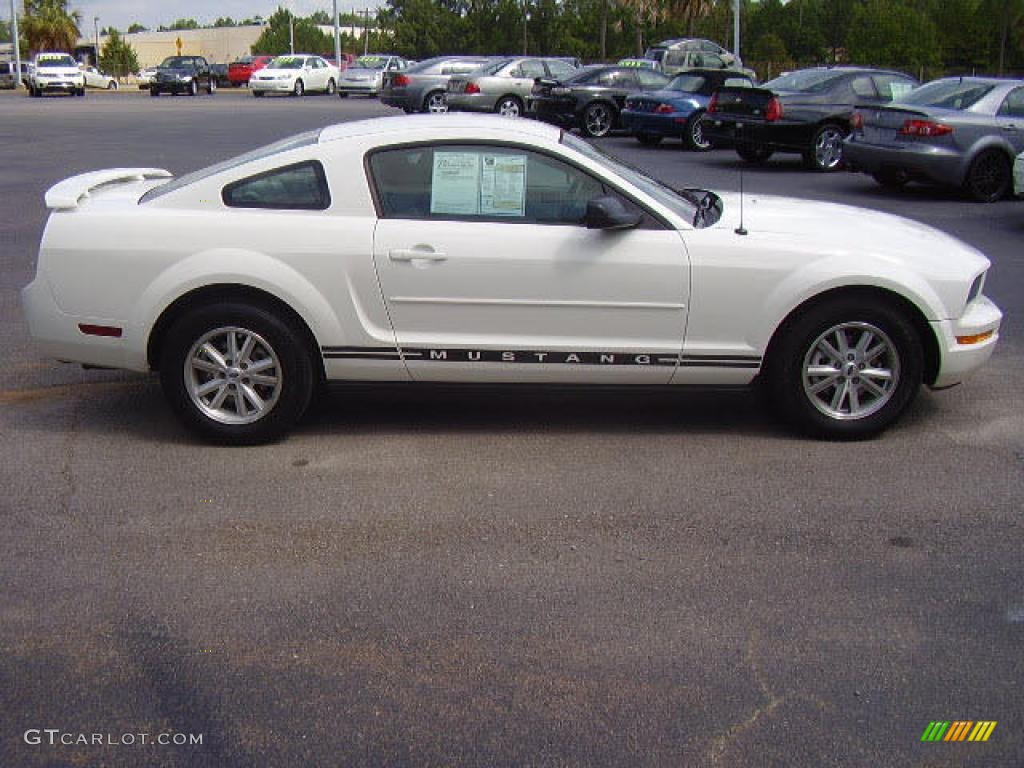 2005 Mustang V6 Deluxe Coupe - Performance White / Medium Parchment photo #4
