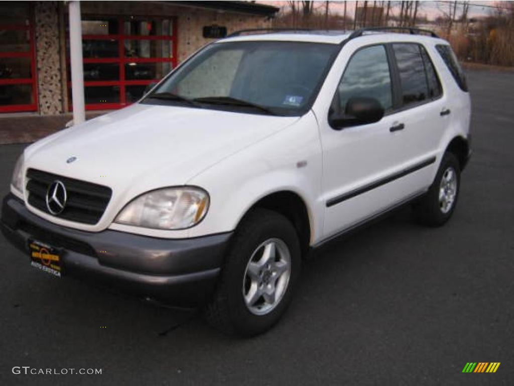 Polar White Mercedes-Benz ML