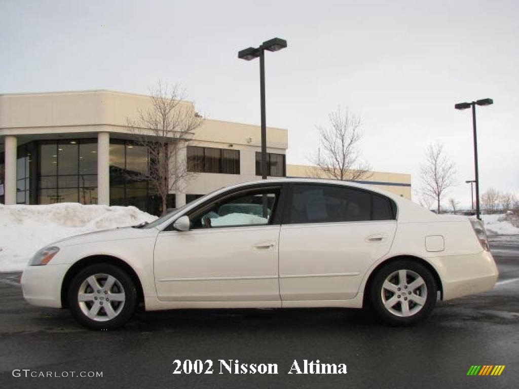 Cloud White Nissan Altima