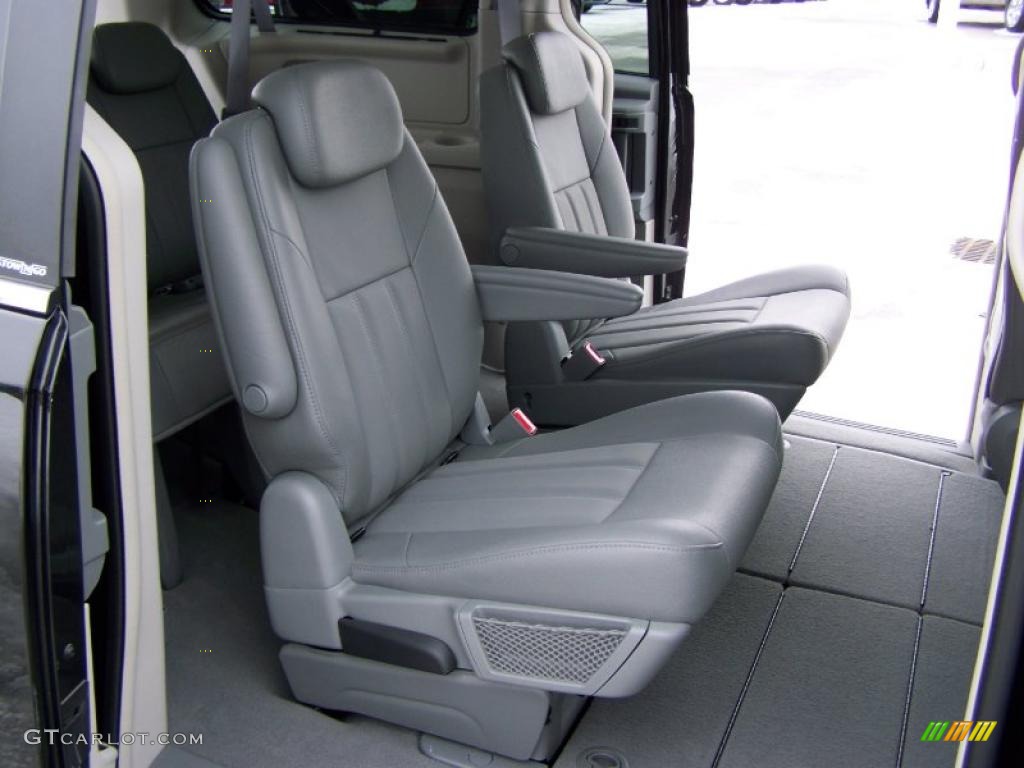2008 Town & Country Touring - Brilliant Black Crystal Pearlcoat / Medium Slate Gray/Light Shale photo #14