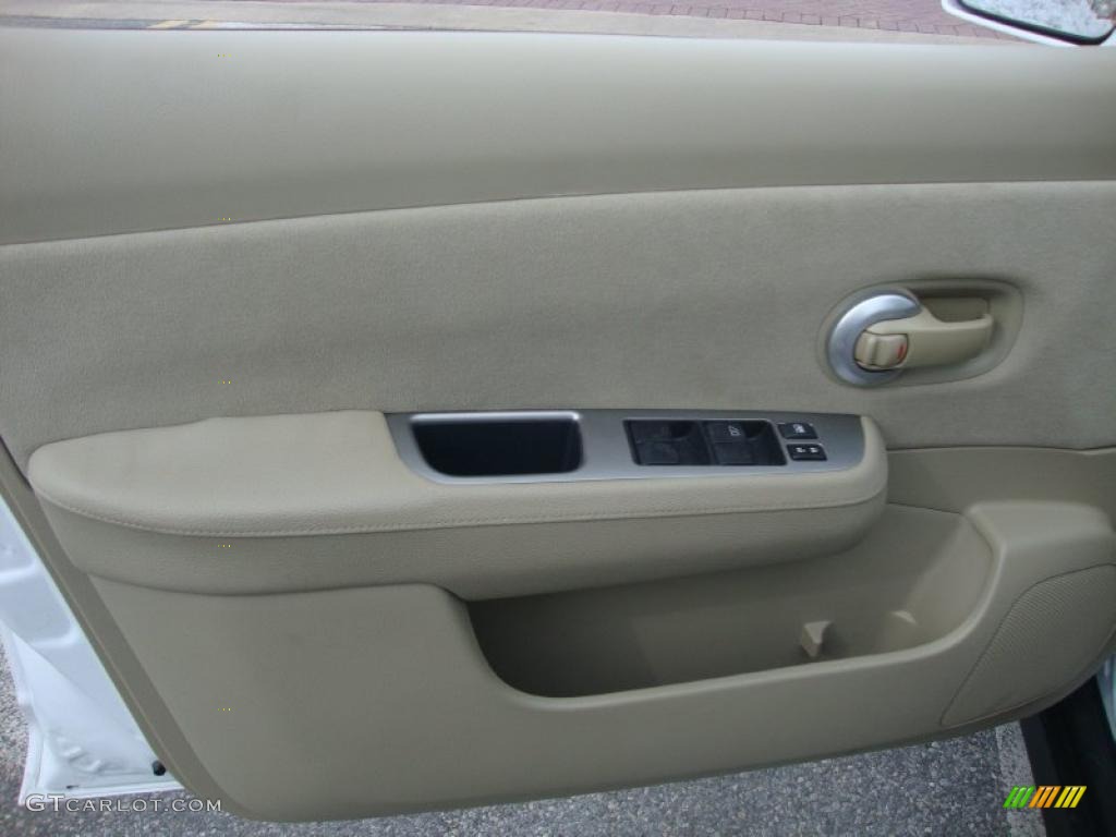 2009 Versa 1.8 S Hatchback - Fresh Powder / Beige photo #12