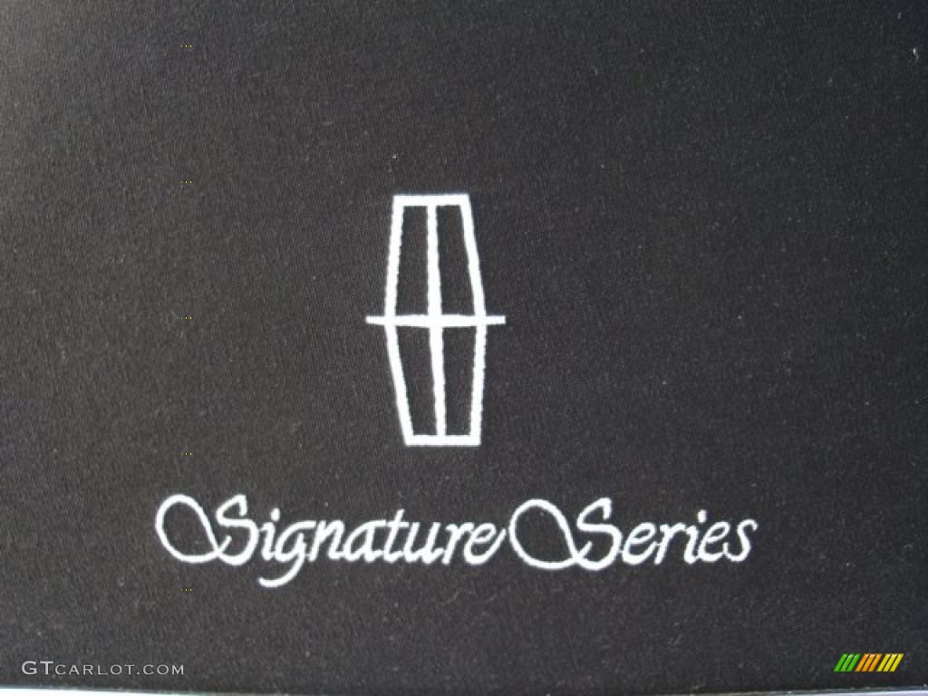 1999 Town Car Signature - Ebony Black / Deep Charcoal photo #12