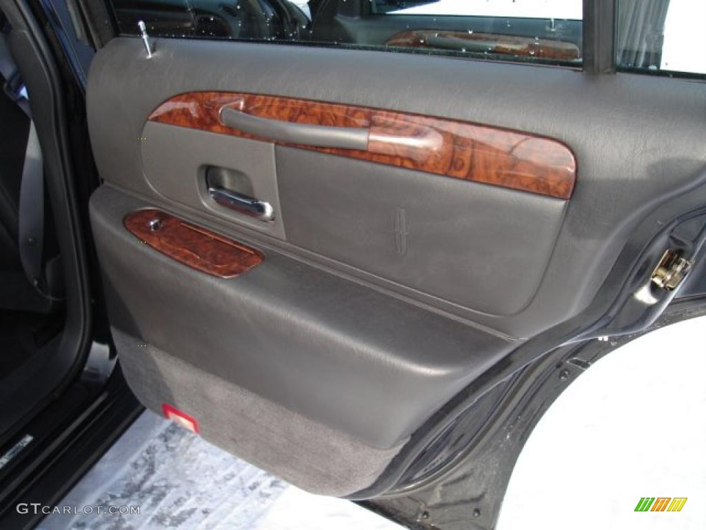1999 Town Car Signature - Ebony Black / Deep Charcoal photo #18