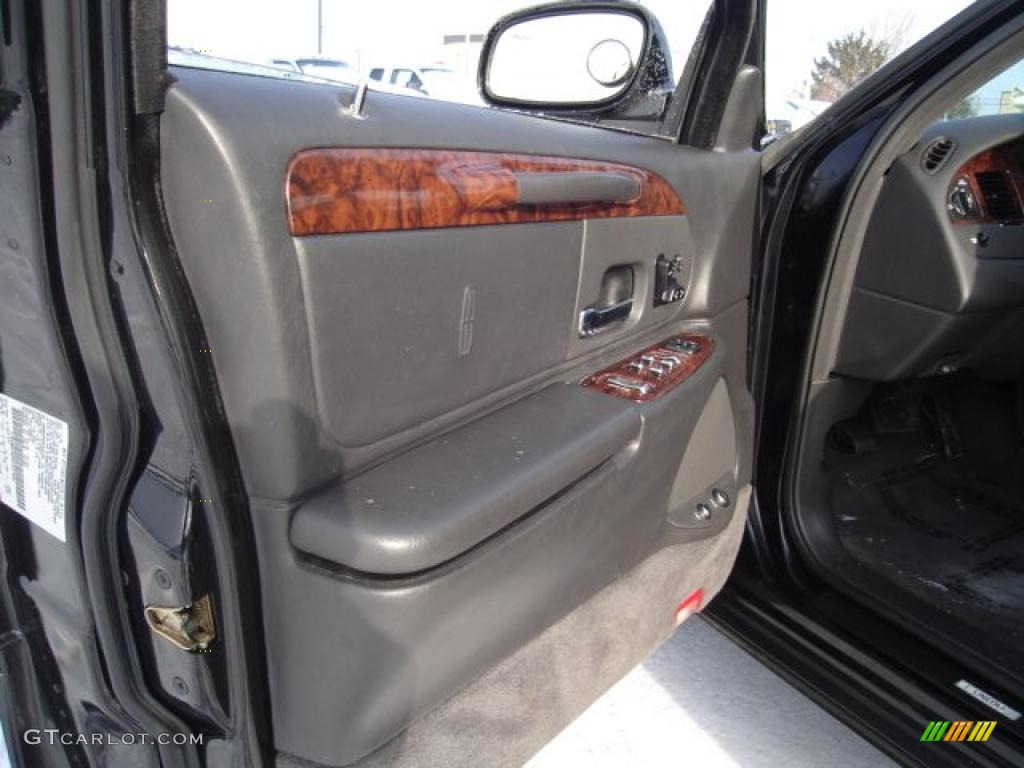 1999 Town Car Signature - Ebony Black / Deep Charcoal photo #22