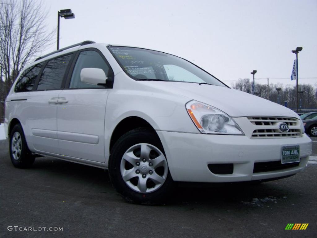 White Kia Sedona